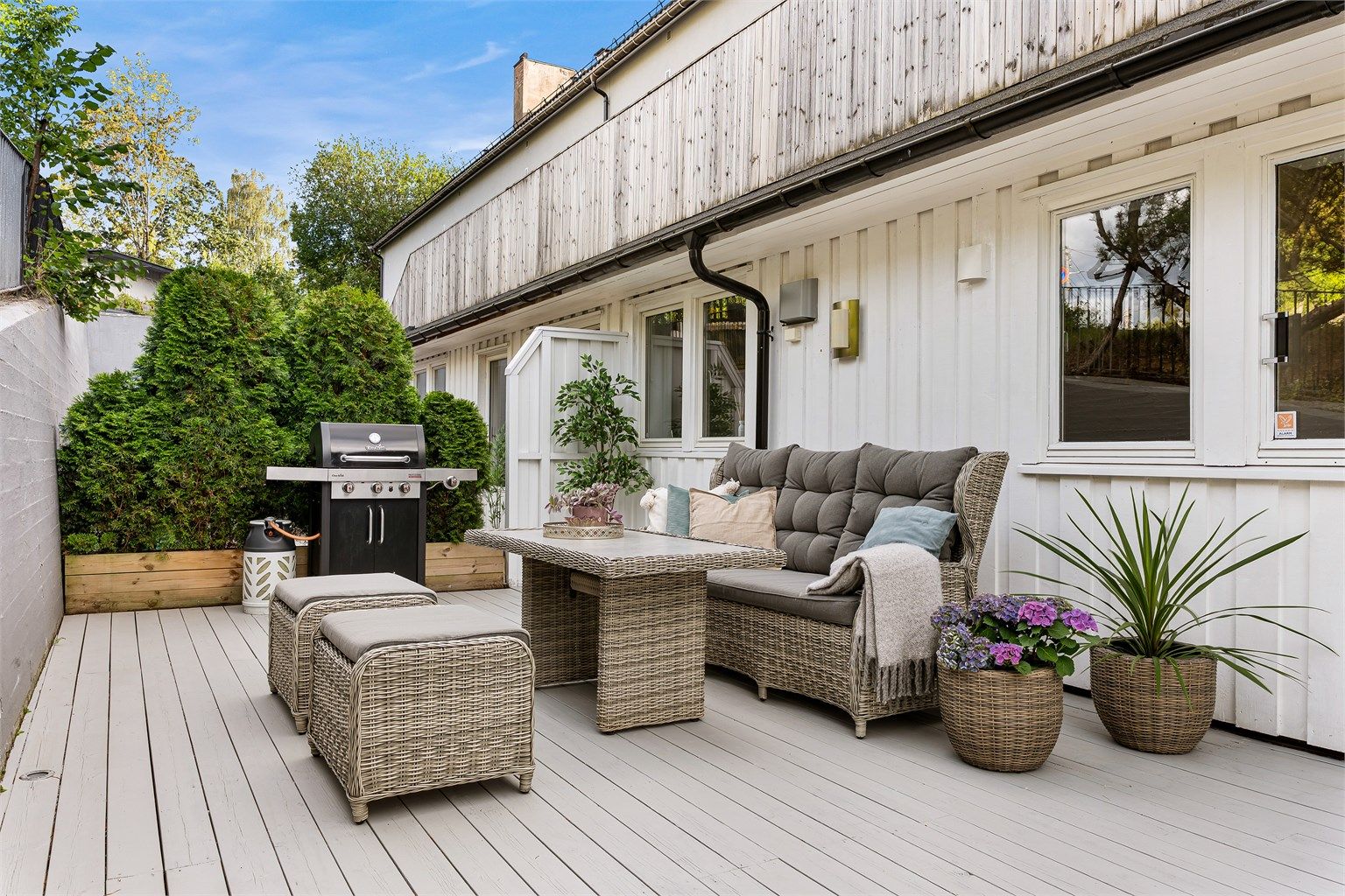 Velkommen til Halvorsens vei 12B presentert av Eiendomsmegler Marius Stormfelt v/Krogsveen! Familievennlig beliggenhet med kort vei til skole, grønne områder og Sandvika sentrum. 