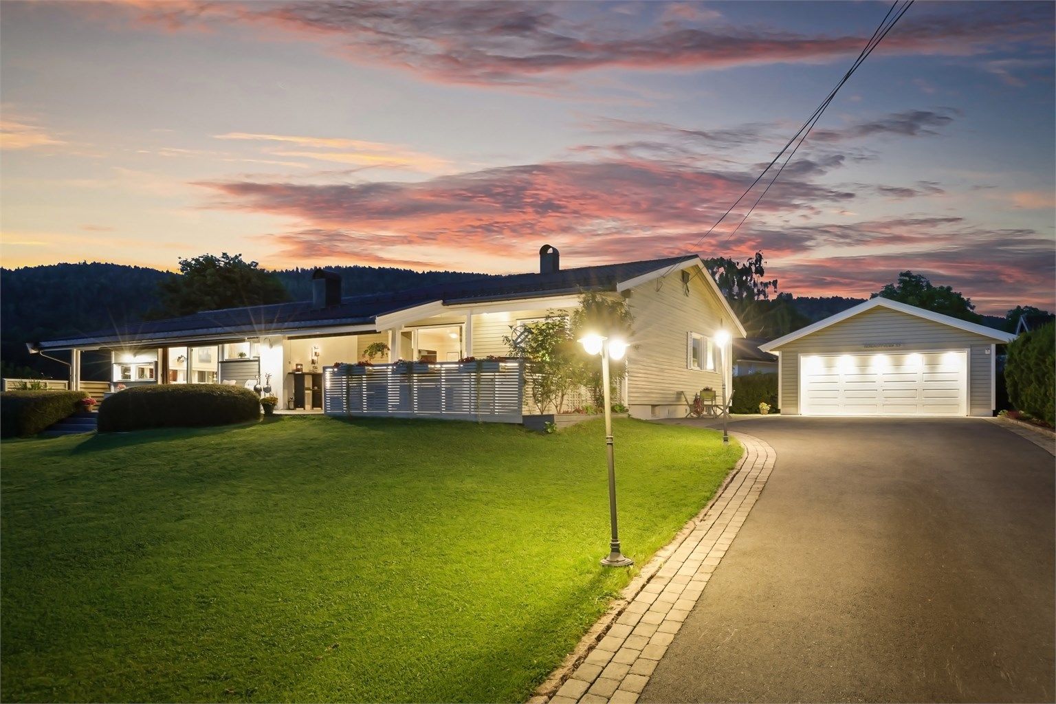 Velholdt enebolig på stor og solrik tomt med dobbel garasje