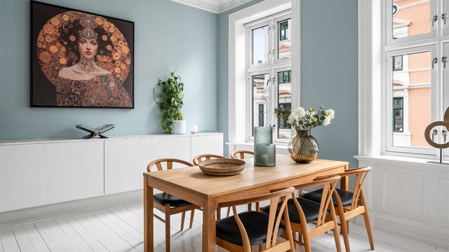 Her er det god plass til sofa med tilhørende salongbord og tv-seksjon, samt spisebord.