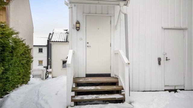 Utvendig trappeadkomst til leilighetens eget overbygde inngangsparti i 1. etasje.