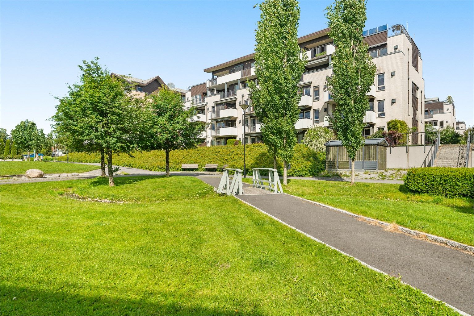 Såvegen 11 er omringet av flotte parkområder med grøntarealer, internveier, sitteplasser, lekeplasser m.m.