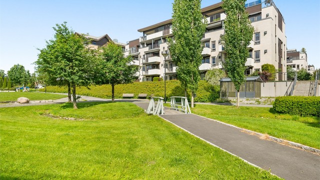 Såvegen 11 er omringet av flotte parkområder med grøntarealer, internveier, sitteplasser, lekeplasser m.m.