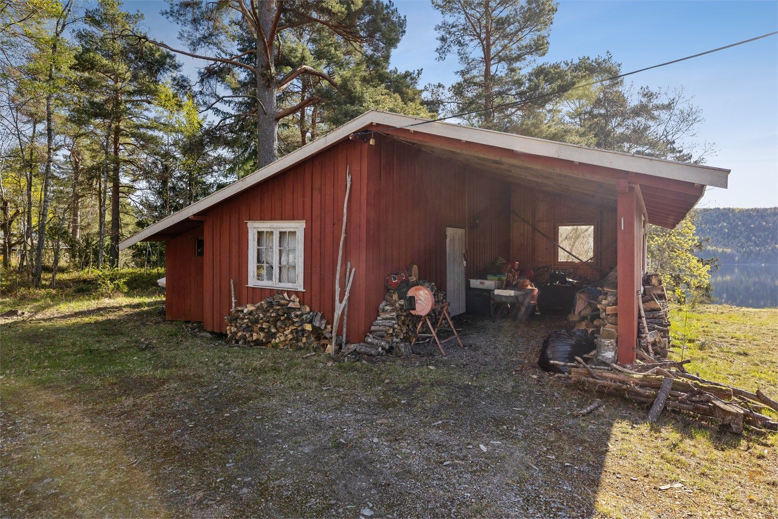 Uthus nr. 2 med carport masse bodplass