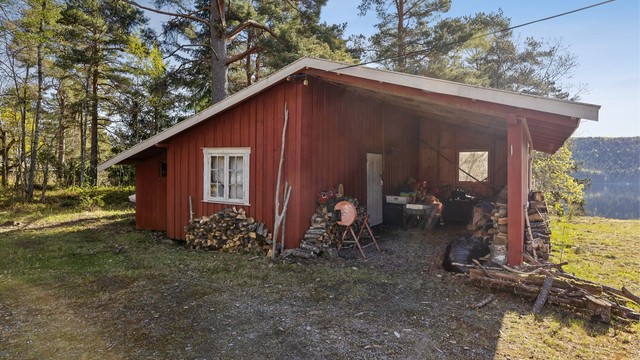 Uthus nr. 2 med carport masse bodplass