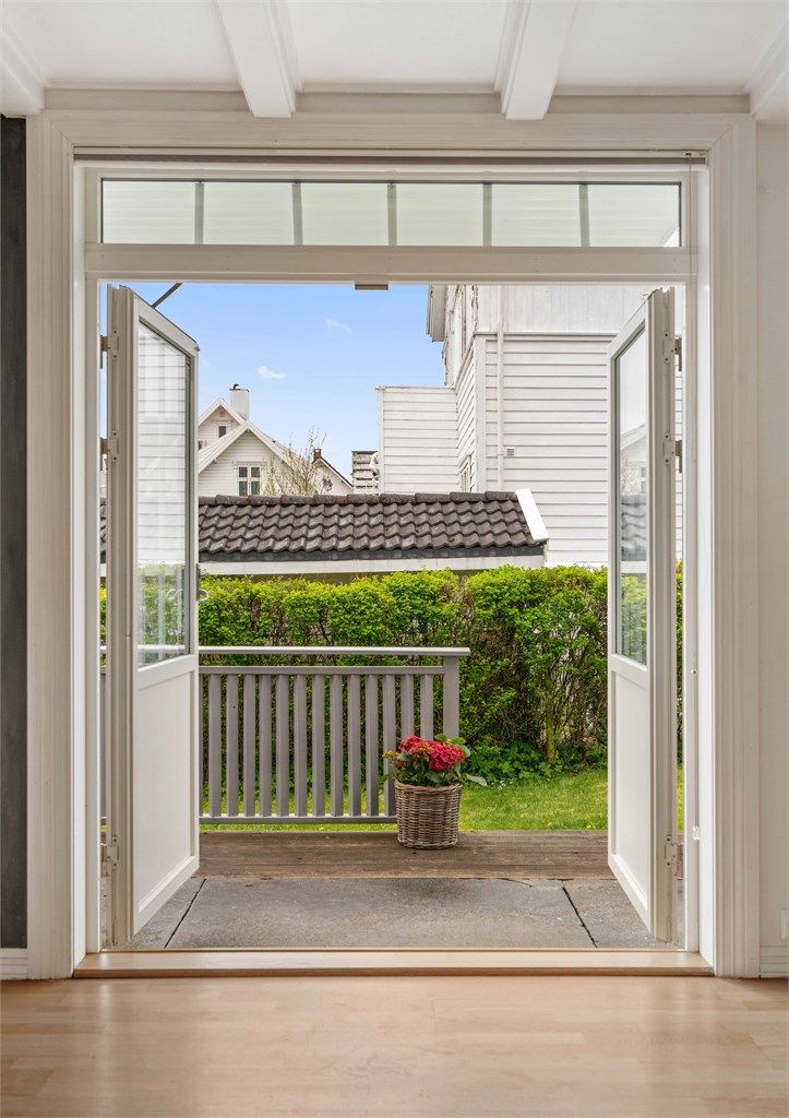 Fra stuen er det direkte utgang til en solrik terrasse som utvider oppholdsarealet på varme dager.
