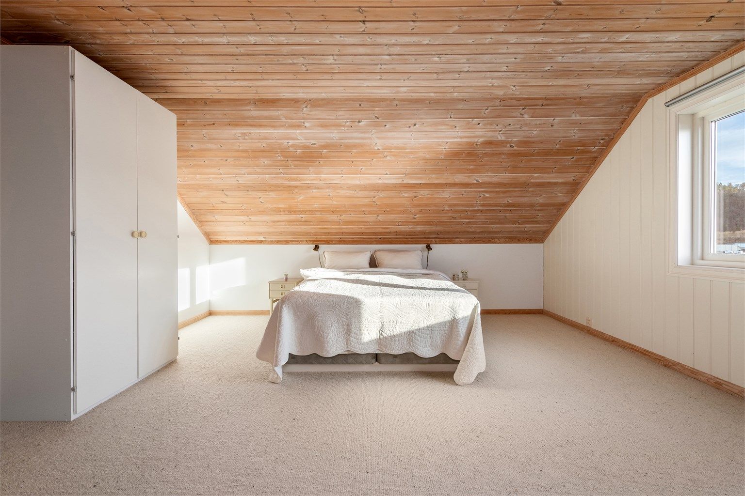 Stort soverom i 2. etasje (disp. rom på byggetegninger). Frittstående garderobeskap