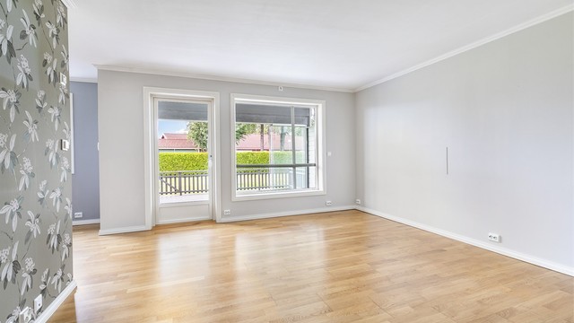 Leiligheten ble oppført med moderne standard for byggeåret inkludert gulvvarme i flere rom, stuen inkludert.