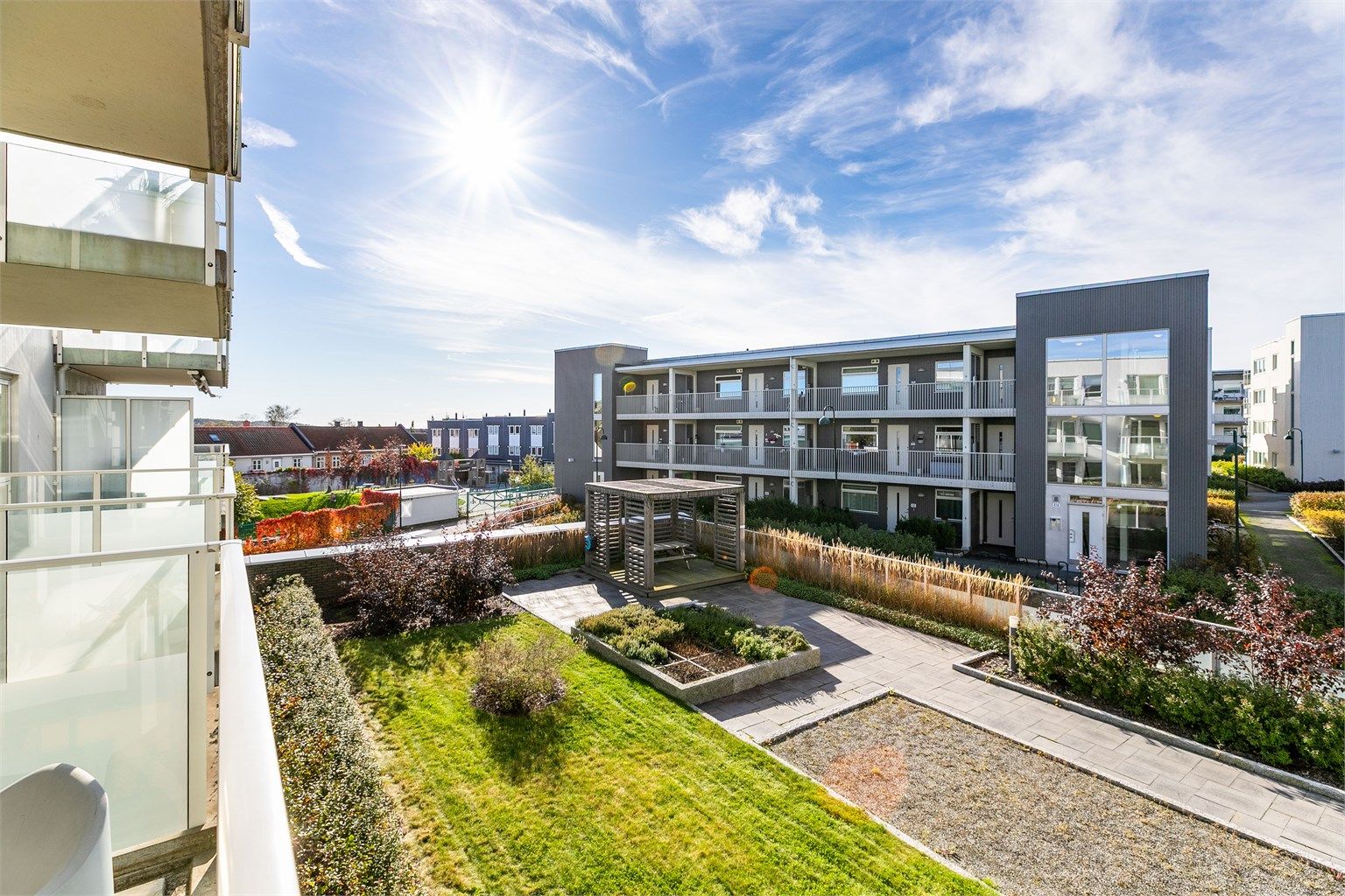 Høyden av andre etasje gir et fint utsyn over Glassverkets påkostede fellesarealer og samtidig lite innsyn til leiligheten.