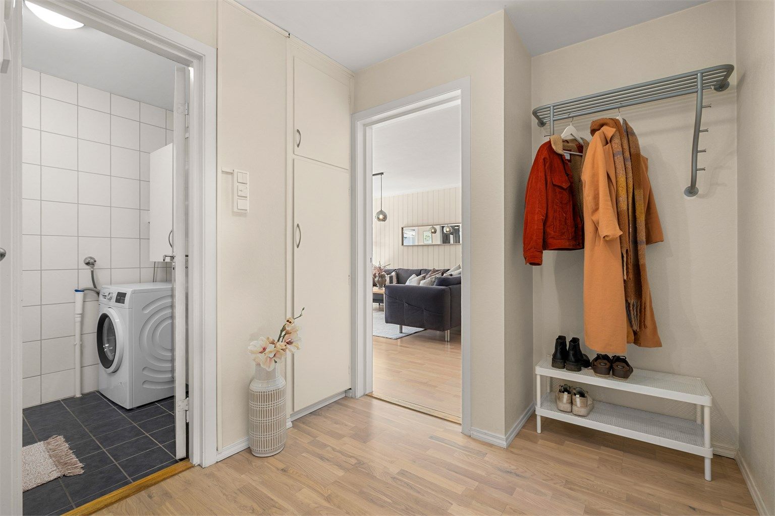 Velkommen inn! Romslig entré med god plass til oppbevaring av yttertøy og sko. 