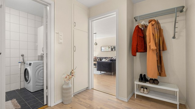 Velkommen inn! Romslig entré med god plass til oppbevaring av yttertøy og sko.
