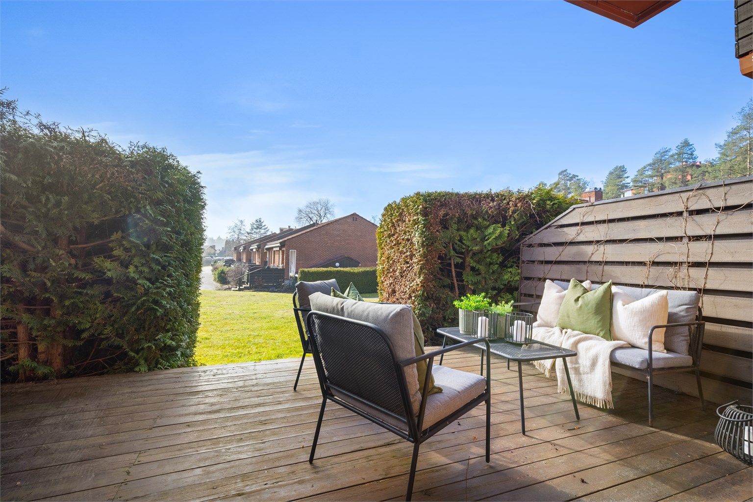 Den store, sydvestvendte markterrassen på 15 m² er en flott forlengelse av stuen og vender ut mot rolige grøntarealer.