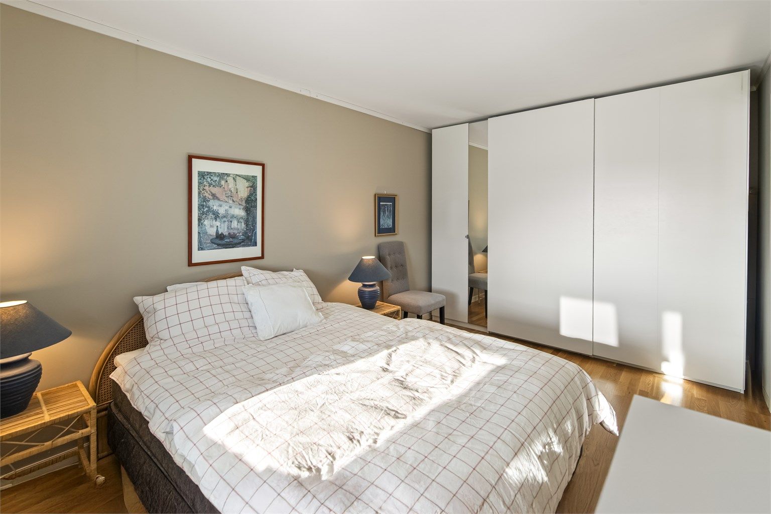 Soverommet er romslig og har praktisk skyvedørsgarderobe.