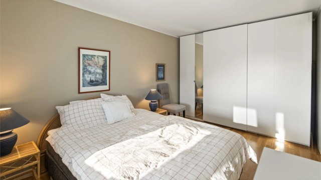 Soverommet er romslig og har praktisk skyvedørsgarderobe.
