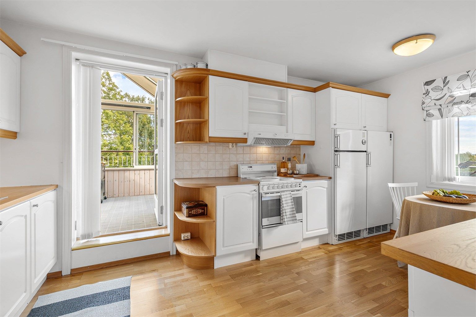 Frittstående komfyr, oppvaskmaskin, kjøleskap og fryser. Ventilator integrert i overskap, som også fungerer som mekanisk avtrekk for boligen. 