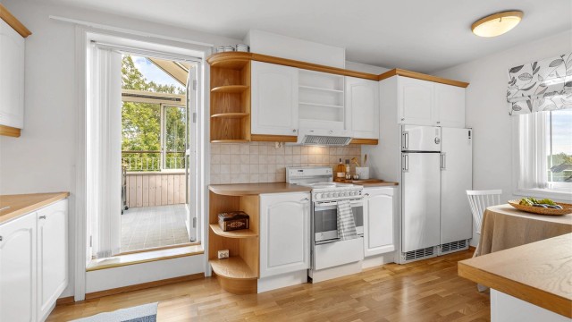 Frittstående komfyr, oppvaskmaskin, kjøleskap og fryser. Ventilator integrert i overskap, som også fungerer som mekanisk avtrekk for boligen.