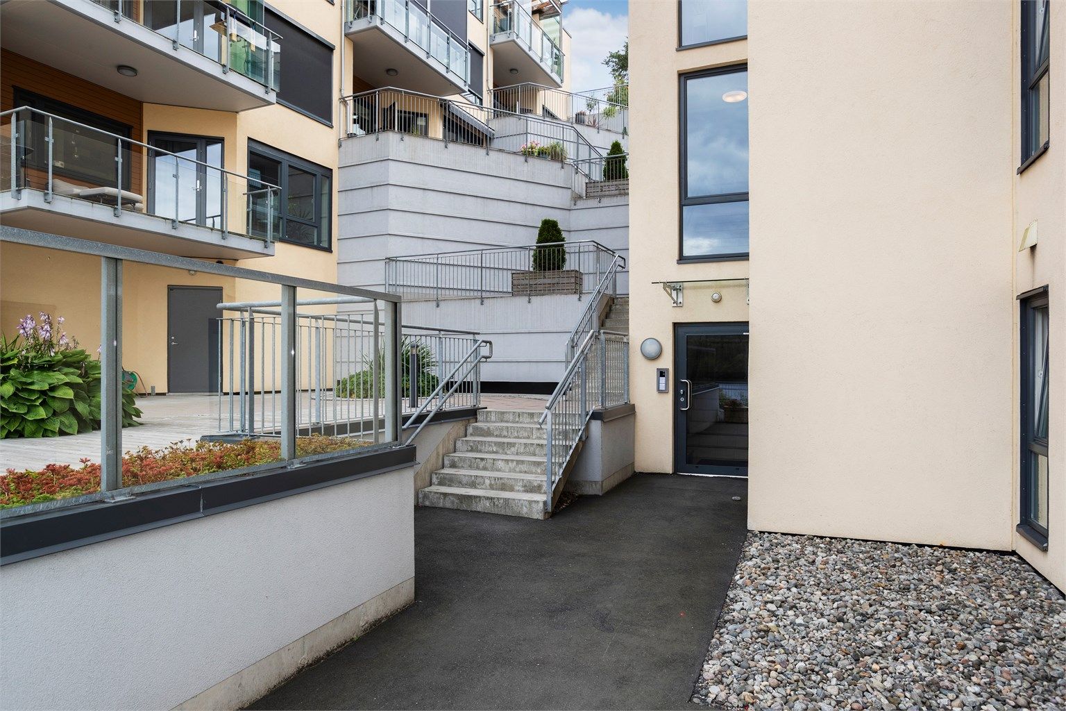 Enkel adkomst til leiligheten i 5. etasje via heis fra inngangspartiet.