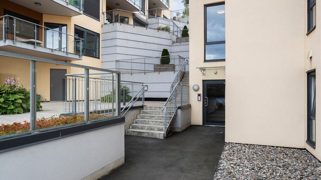 Enkel adkomst til leiligheten i 5. etasje via heis fra inngangspartiet.