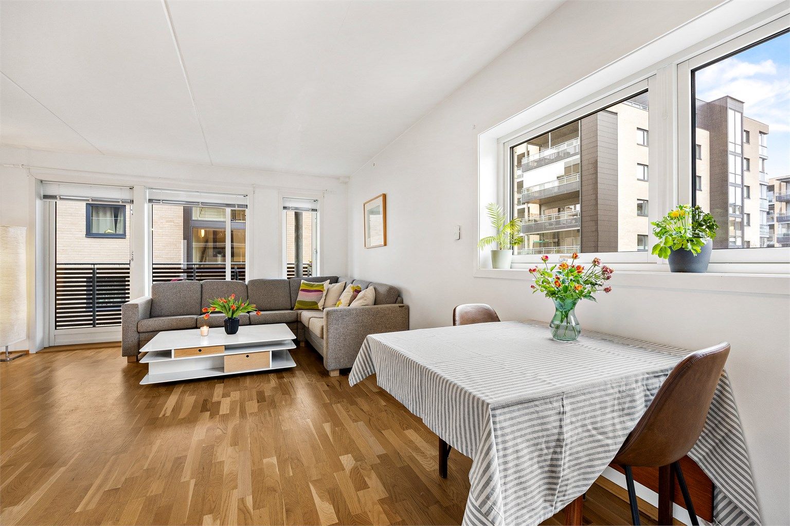 Leiligheten har en åpen og sosial planløsning mellom stue og kjøkken. Vannbåren gulvvarme gir en jevn og behagelig temperatur.