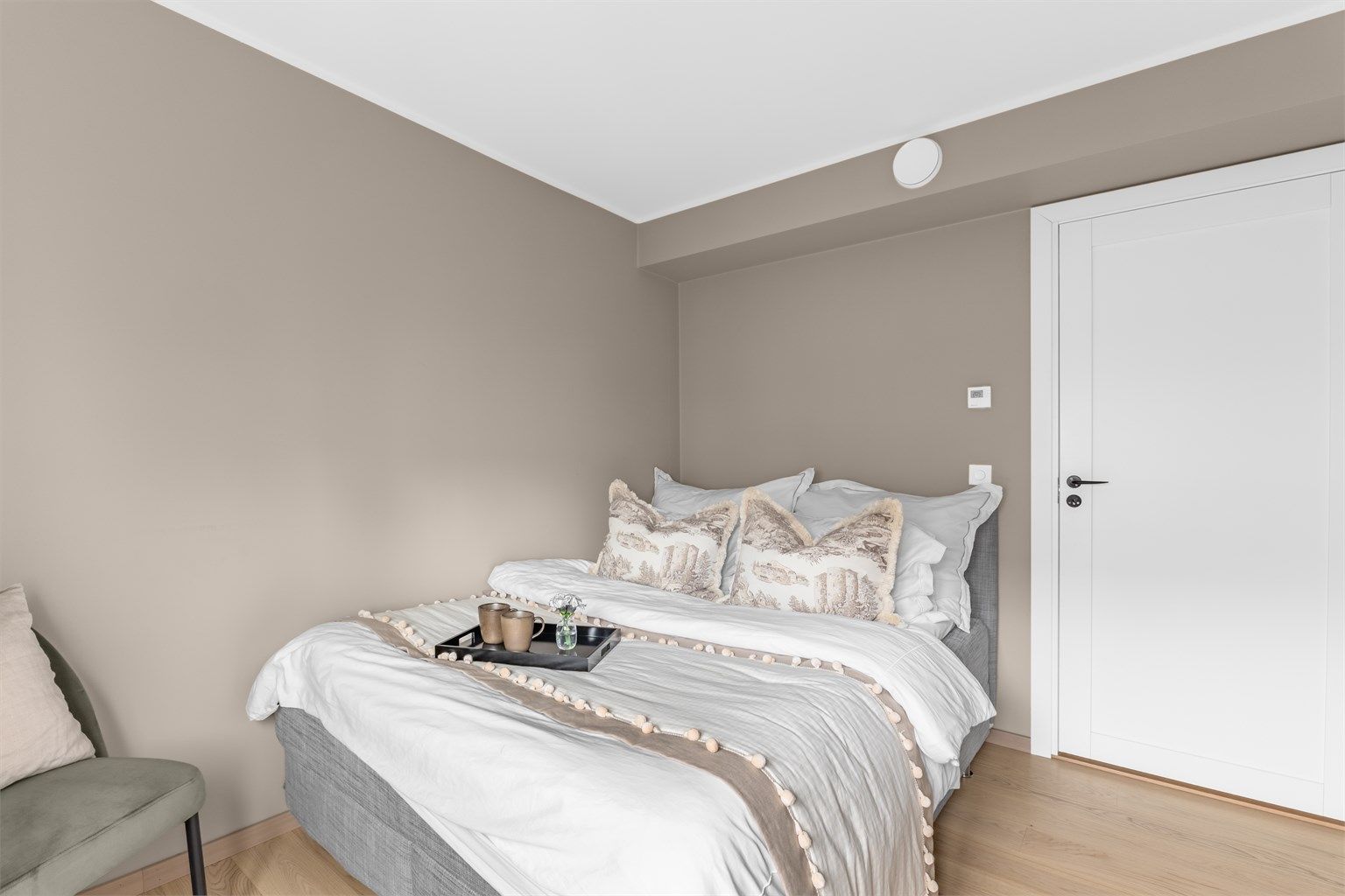 Begge soverommene er malt i behagelige fargetoner som gi god romfølelse. Tilluft på soverommene gir god ventilasjon. 