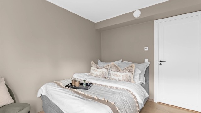 Begge soverommene er malt i behagelige fargetoner som gi god romfølelse. Tilluft på soverommene gir god ventilasjon.