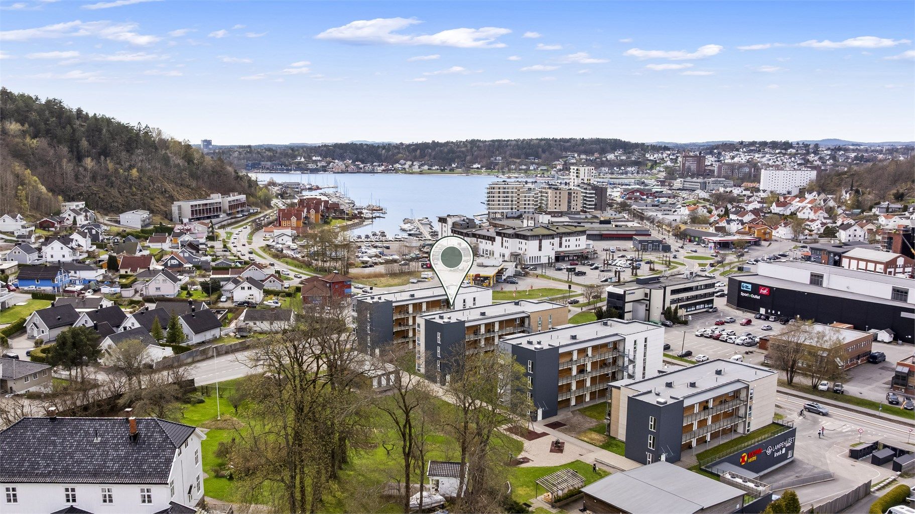 Fra leiligheten er det kort gangavstand til Sandefjord sentrum, Kilen og den livlige brygga med restauranter og servicetilbud.