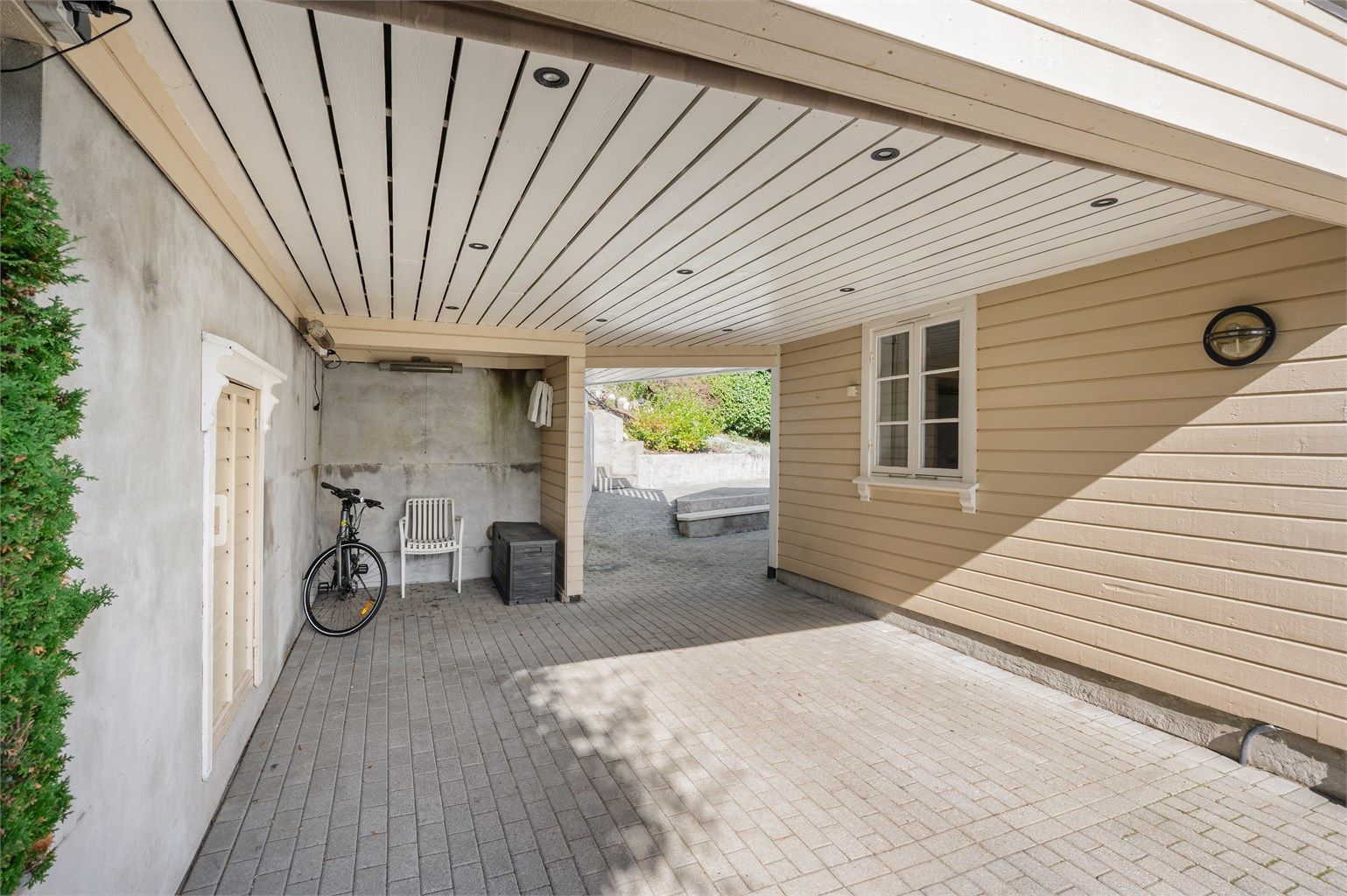 Carport med innfelte downlights i himling og tilhørende boder.