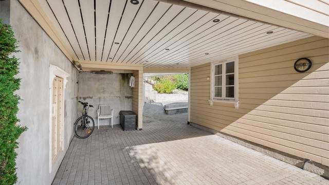 Carport med innfelte downlights i himling og tilhørende boder.