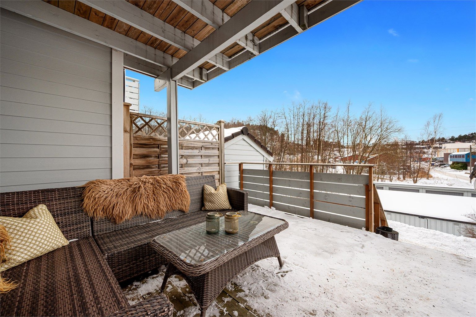 God plass til sittegruppe ved inngangsparti