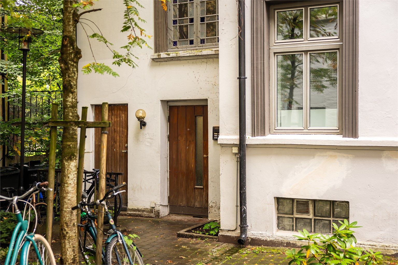 Felles inngangsparti fra privat bakgård.