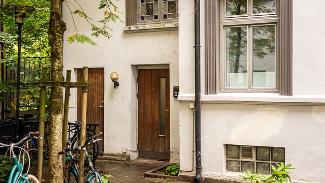 Felles inngangsparti fra privat bakgård.