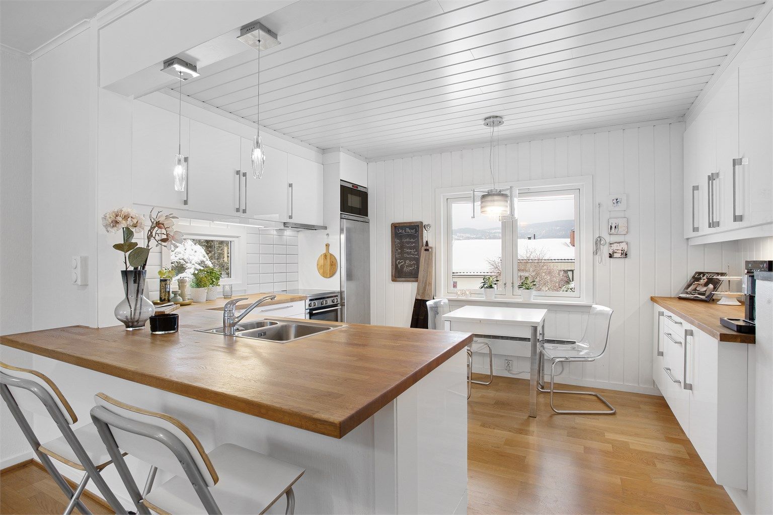 Kjøkkeninnredning fra IKEA fra 2010 med glatte fronter