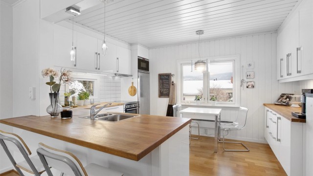 Kjøkkeninnredning fra IKEA fra 2010 med glatte fronter