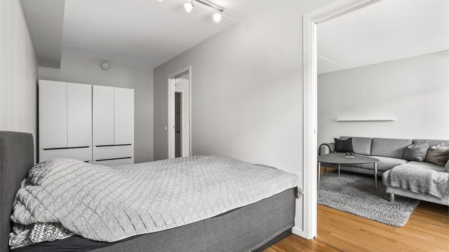 Soverom - adkomst til soverom fra stue - god plass til dobbeltseng, nattbord og garderobeløsning