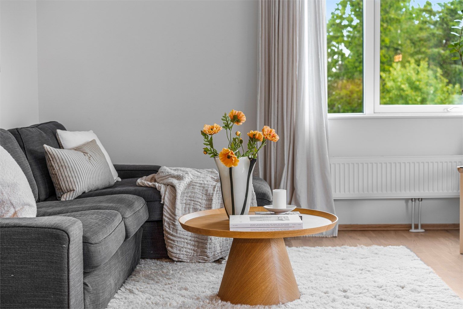 Gjennomgående parkett på gulv og malte veggflater gir et helhetlig og nøytralt utgangspunkt.