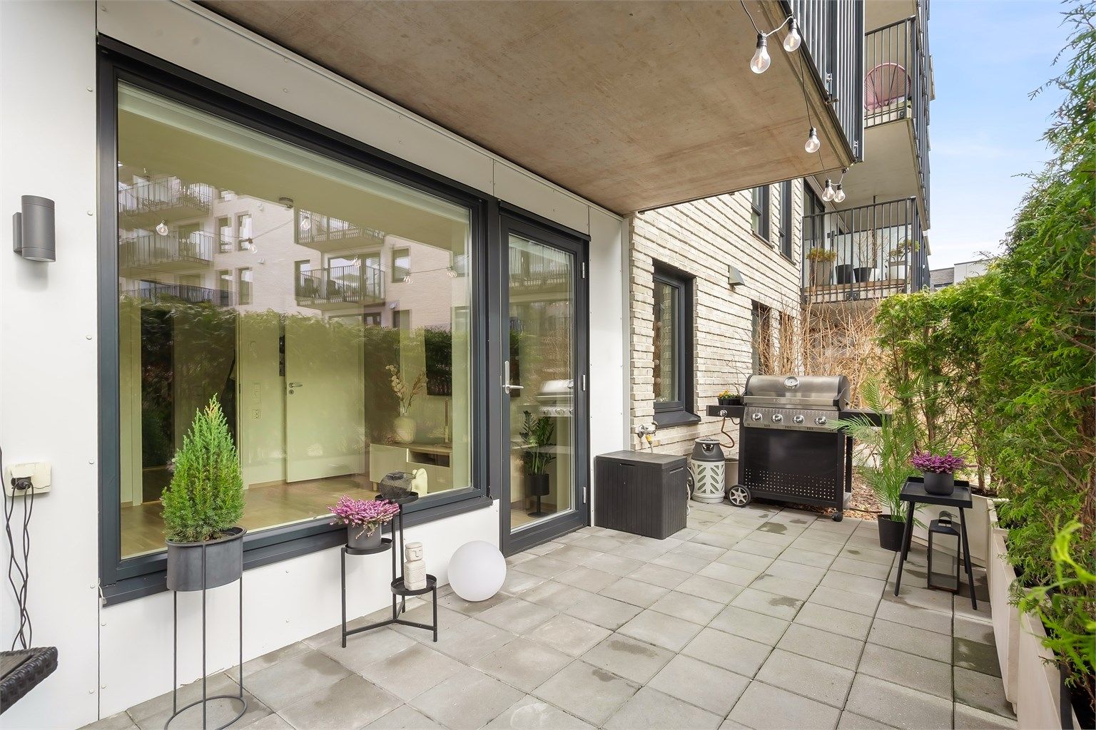 Velkommen ut til en nydelig markterrasse på hele 20 m² – perfekt for sosiale sammenkomster.