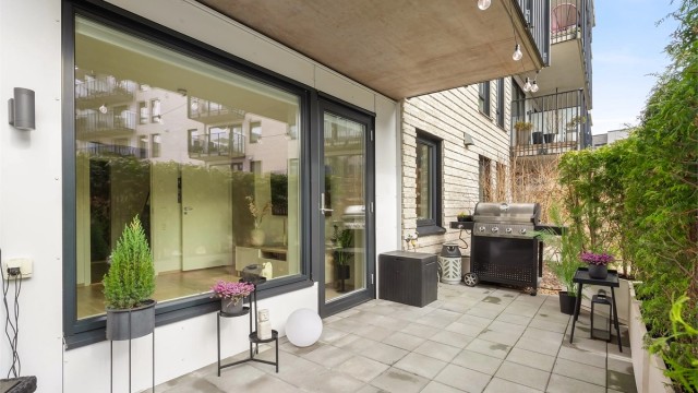 Velkommen ut til en nydelig markterrasse på hele 20 m² – perfekt for sosiale sammenkomster.