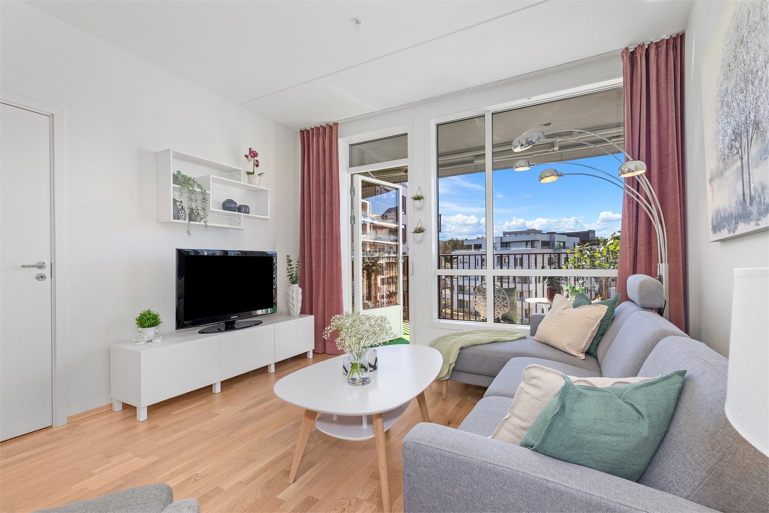 Utsikt fra stuen mot borettslagets opparbeidede fellesarealer.