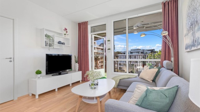 Utsikt fra stuen mot borettslagets opparbeidede fellesarealer.