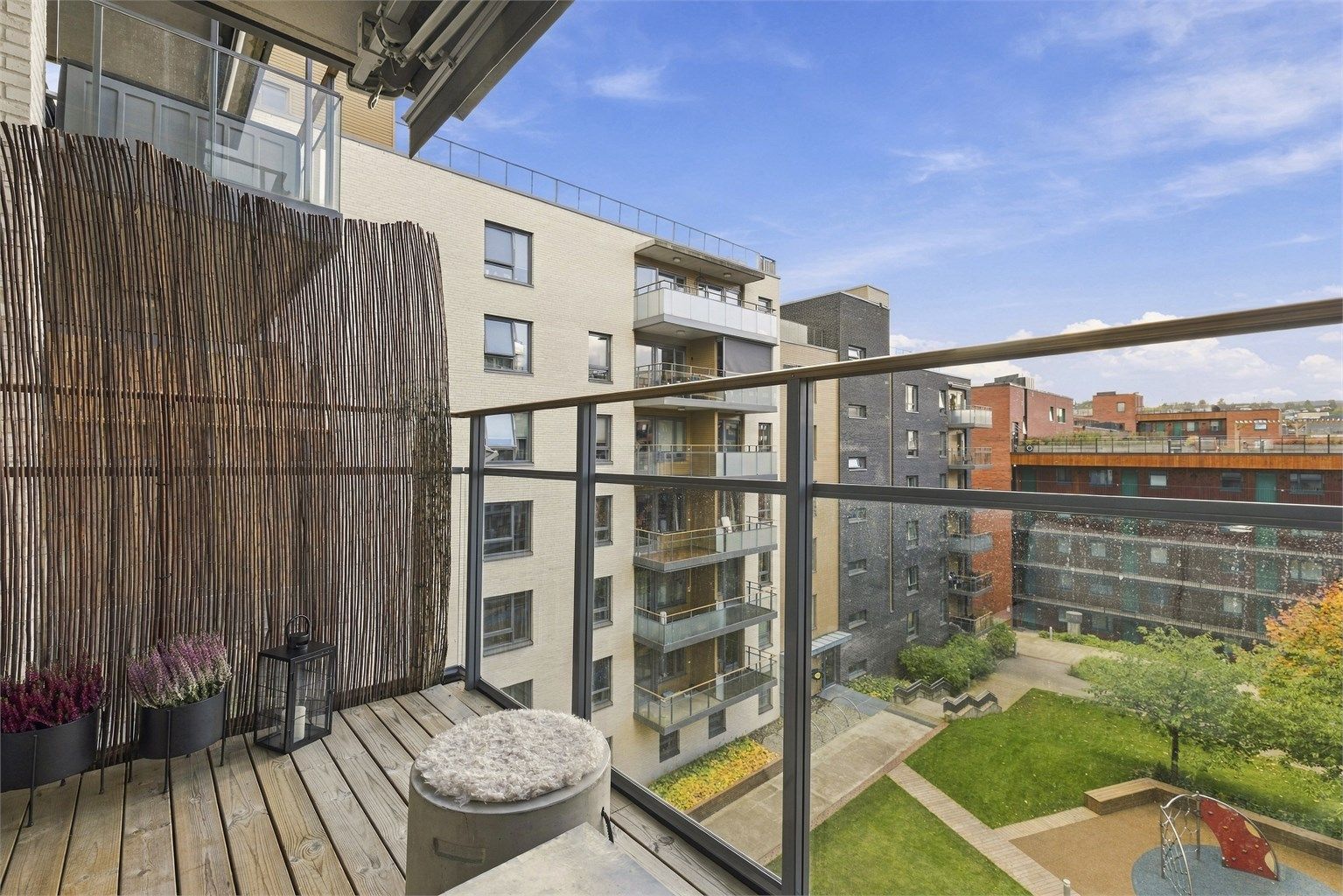 Balkongen har markise, utebelysning og utvendig stikkontakt. Gulvoverflater er belagt med terrassebord. Balkong i betong- og metallkonstruksjoner. Rekkverk av metall og glass