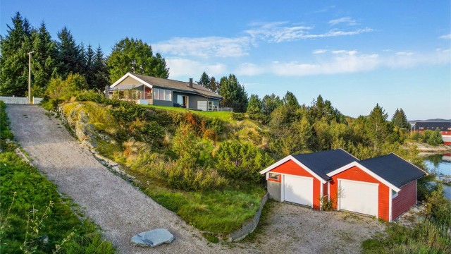 Man har også en praktisk dobbel garasje og flere biloppstillingsplasser på tomten.