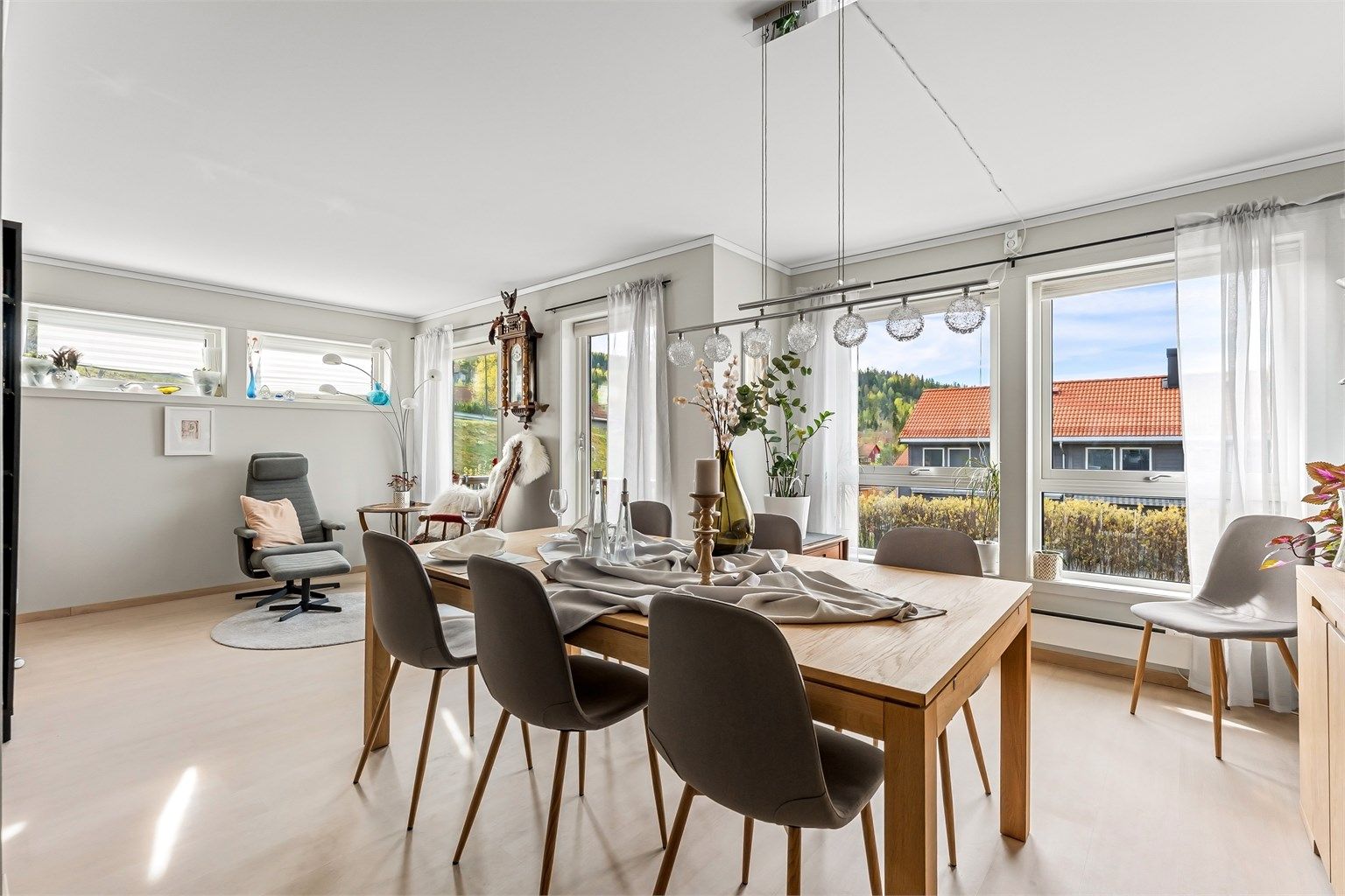 Boligen kan bla. by på 54 kvm stor terrasse med pergola, garasjeplass og utebod på 8 kvm med god oppbevaringsplass