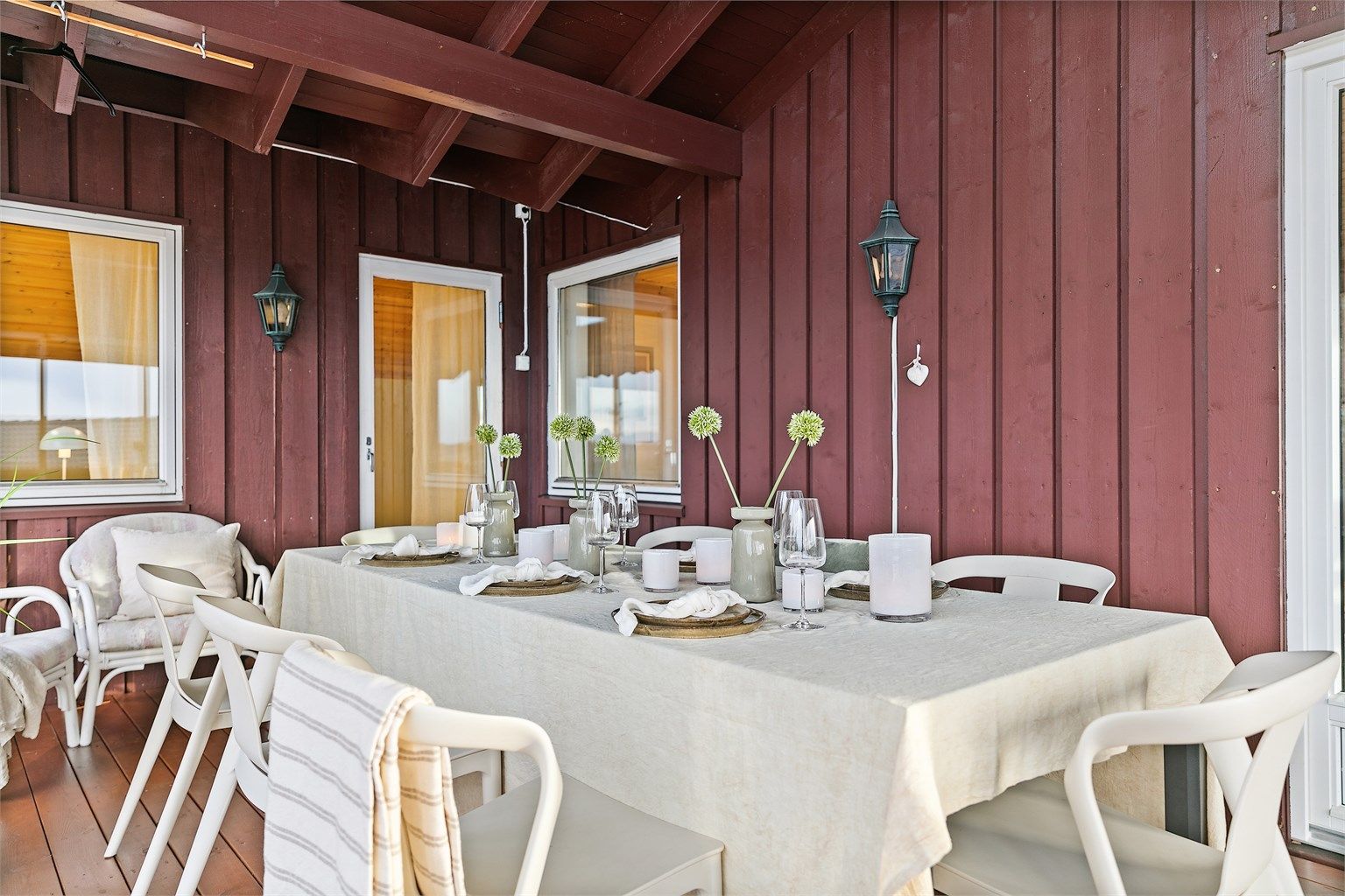 Med utgang fra stuen og ett soverom, finner du en innglasset vinterhage. Her er det terrassevarmere, utelys og utvendig stikkontakt