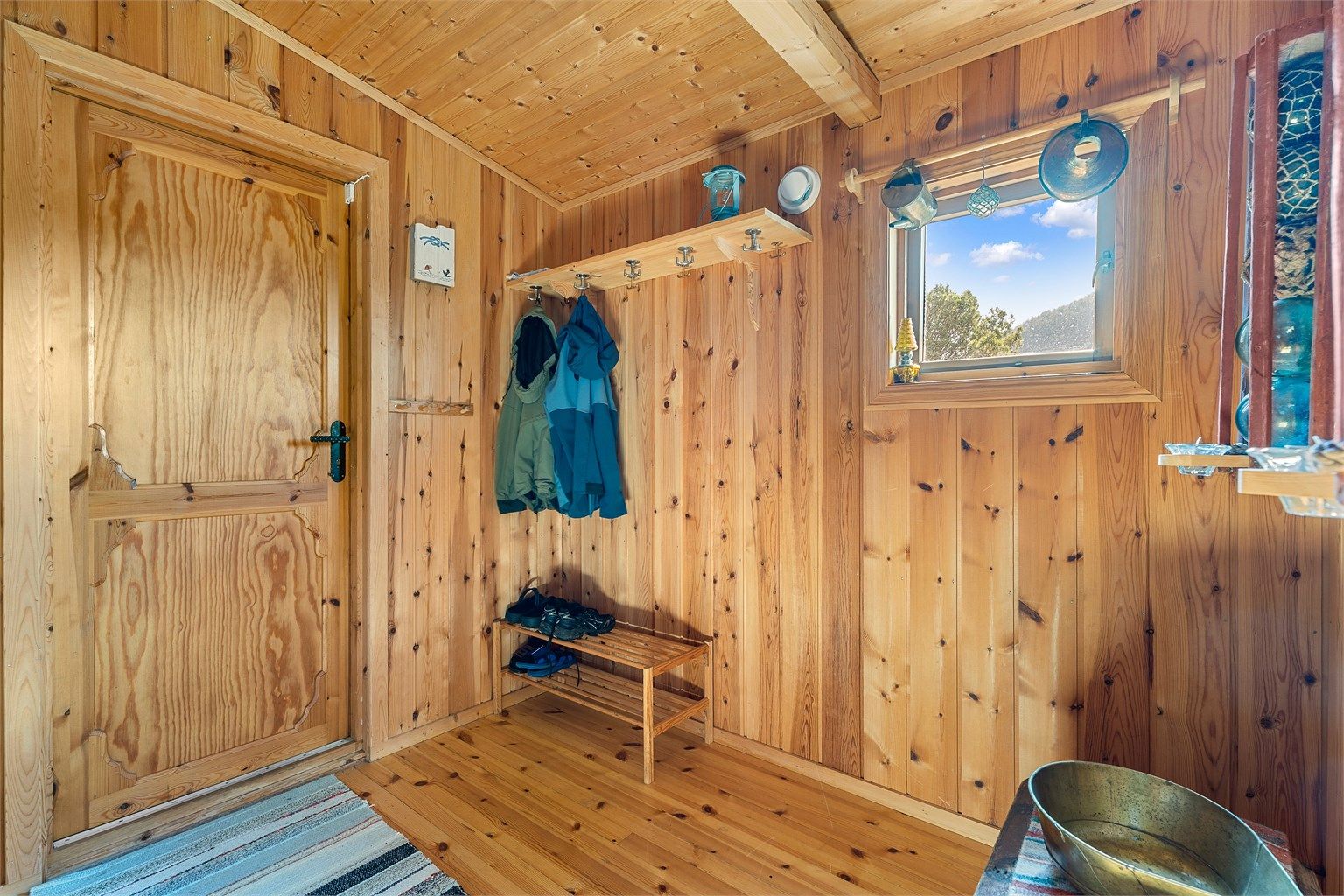 I tillegg har hytta en utvendig bod på 4 kvm samt utedo i forbindelse med terrassen. 