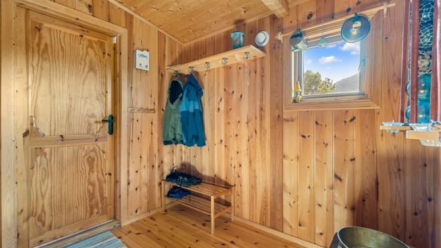 I tillegg har hytta en utvendig bod på 4 kvm samt utedo i forbindelse med terrassen.