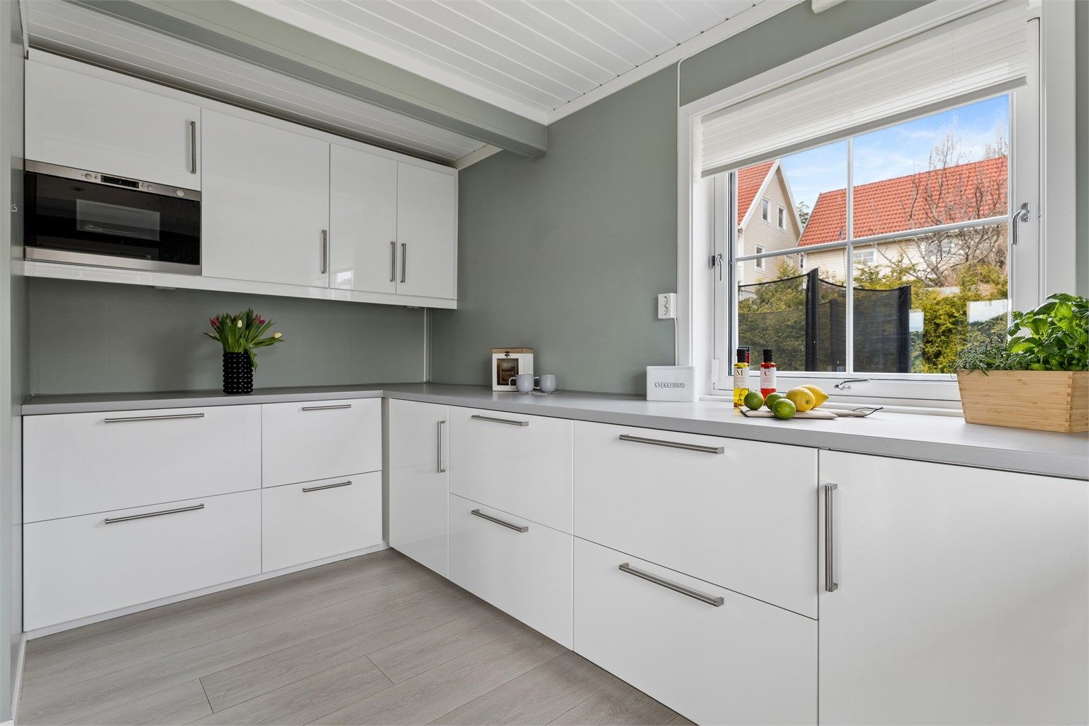 Kjøkkenet har svært god benke- og skapplass.