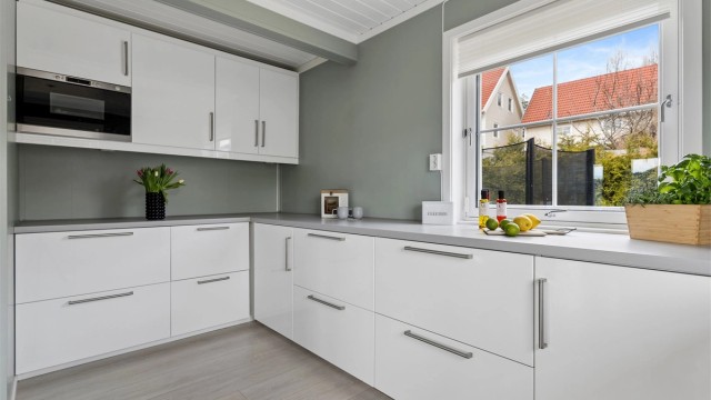 Kjøkkenet har svært god benke- og skapplass.