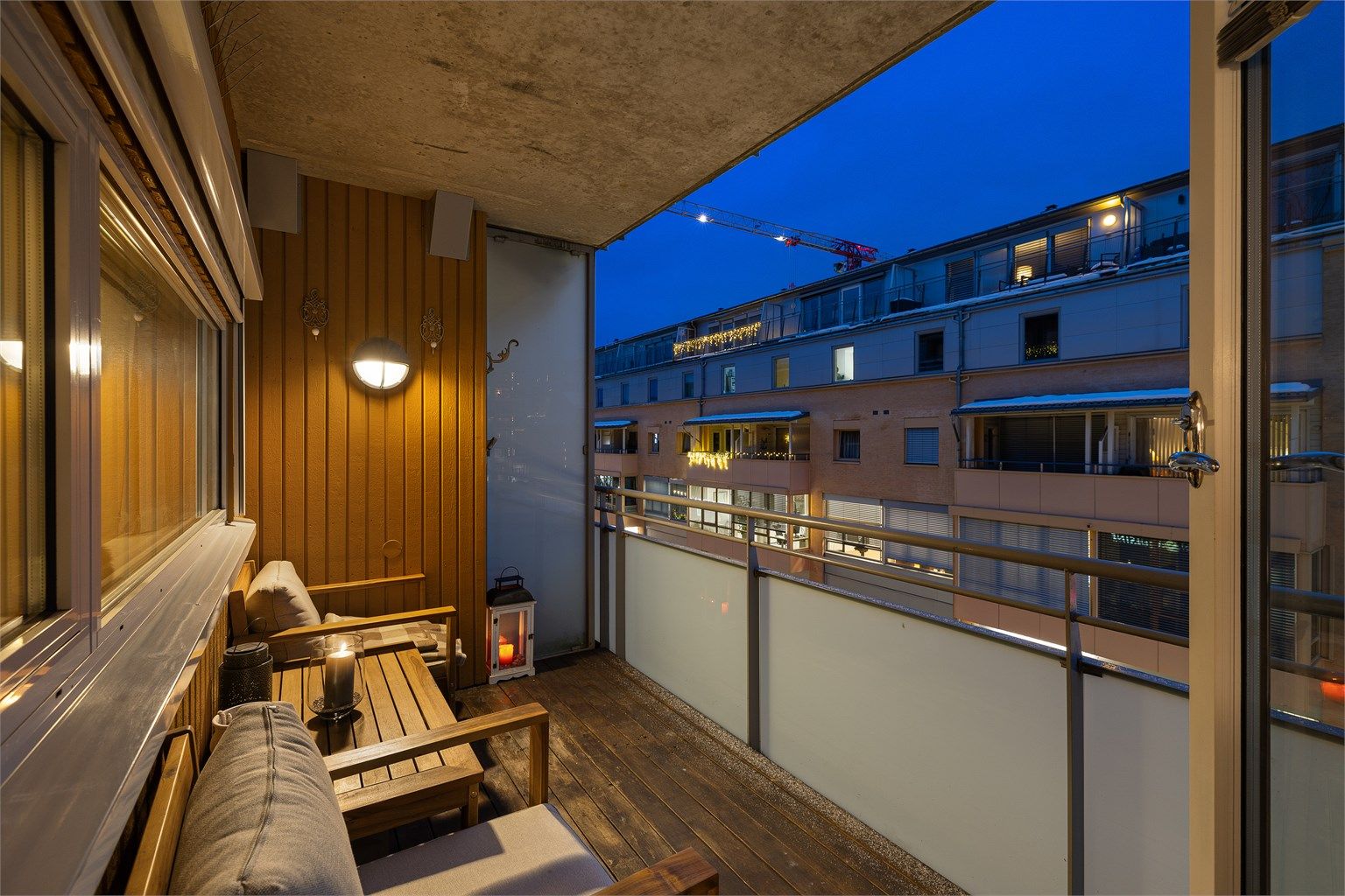 Den overbygde balkongen på ca. 6 m² gir et fint, privat uterom.