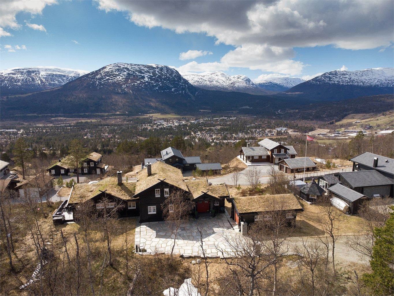 En høy og fri beliggenhet gir en vidstrakt utsikt over dalen og fjellene.
