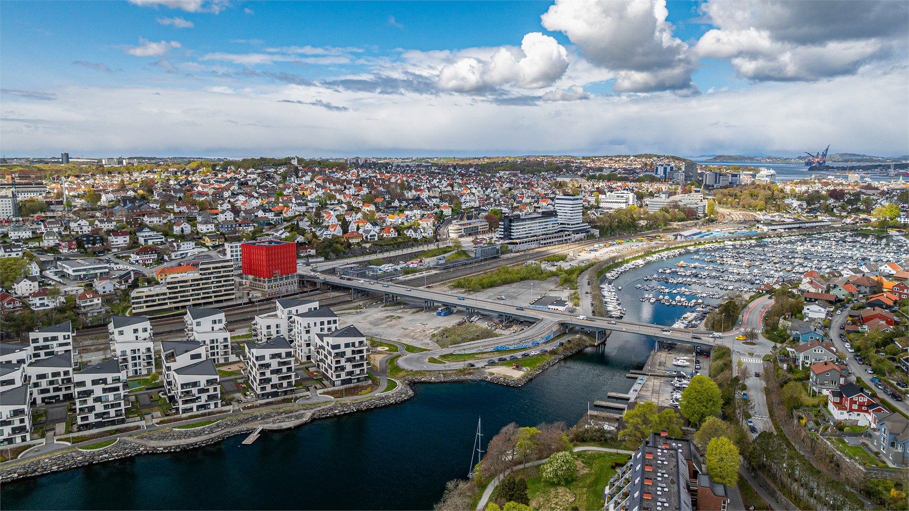 Leiligheten ligger sentralt i Paradis, rett ved Storhaug, Våland og Hillevåg. Fra leiligheten er det kun en kort kjøretur unna både Stavanger sentrum og Mariero, mens det er mulig å spasere inn til Stavanger sentrum. 
