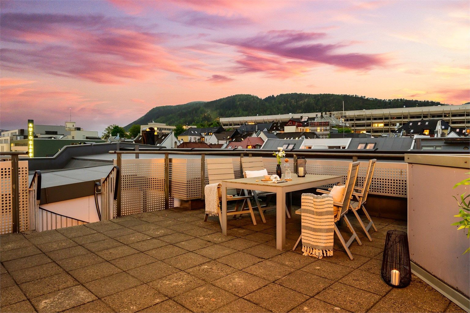 - Felles takterrasse med sittegrupper, sol store deler av dagen og utsikt over byen -